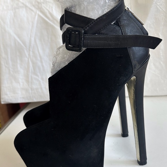 BEBE LEATHER BOOTIE WITH LEATHER ANKLE STRAP GOLD ZIPPER BACK PLATFORM HEEL 8 - Picture 8 of 8